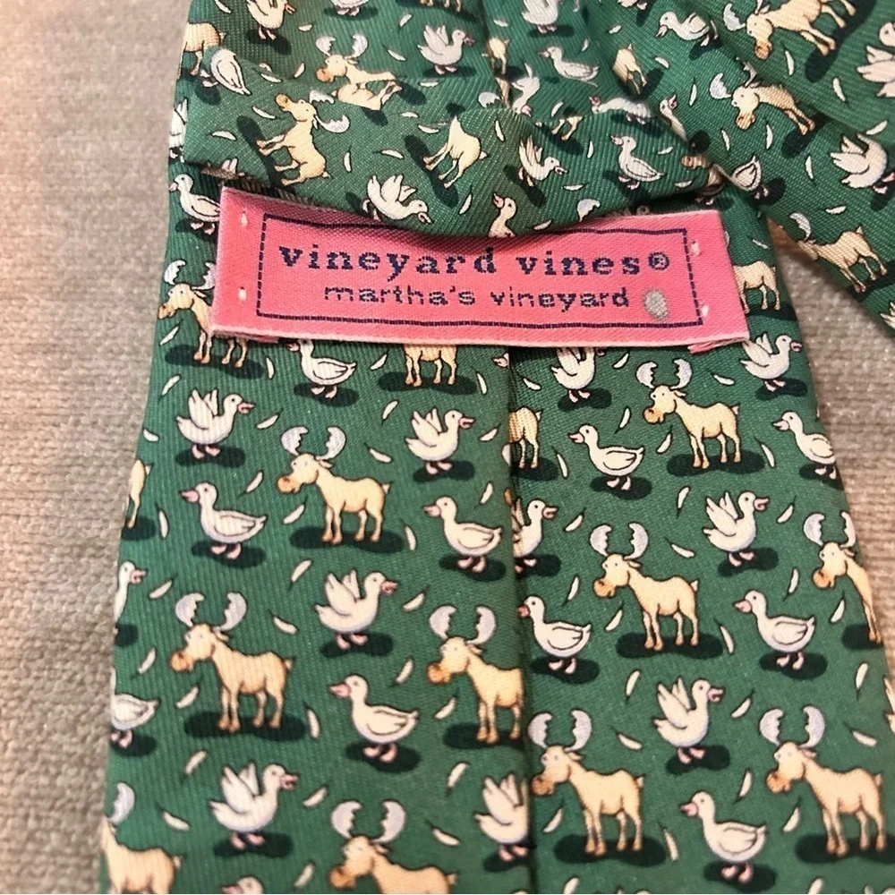 Vineyard Vines green Moose and Duck silk tie